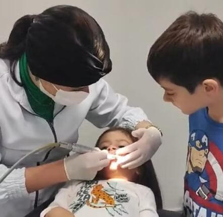 Sou dentista, mas também sou mãe, sei da importância de fazer uma consulta leve e acolhedora para as crianças.